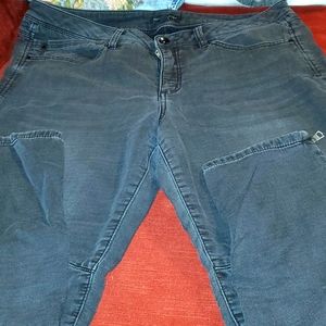 Signature Studio Zipper Skinny Jeans